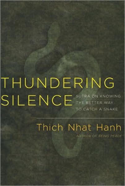 Thundering Silence: Sutra on Knowing the Better Way to Catch a Snake - Thich Nhat Hanh - Livres - Parallax Press - 9781888375985 - 9 mai 2005