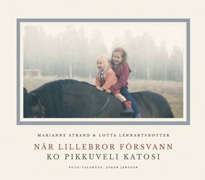 Cover for Charlotta Lennartsdotter Marianne Strand · När lillebror försvann / Ko pikkuveli katosi (Hardcover Book) (2023)