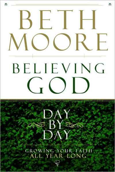 Cover for Beth Moore · Believing God Day by Day: Growing Your Faith All Year Long (Hardcover Book) (2008)