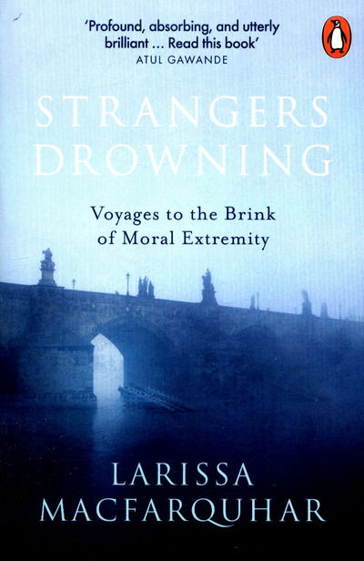 Cover for Larissa MacFarquhar · Strangers Drowning: Voyages to the Brink of Moral Extremity (Paperback Book) (2016)