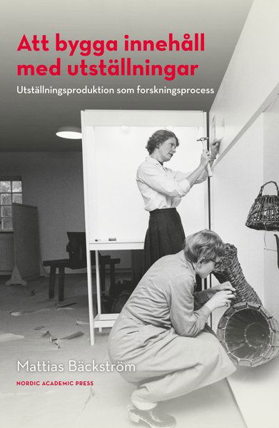 Cover for Mattias Bäckström · Att bygga innehåll med utställningar : utställningsproduktion som forskningsprocess (Paperback Book) (2021)