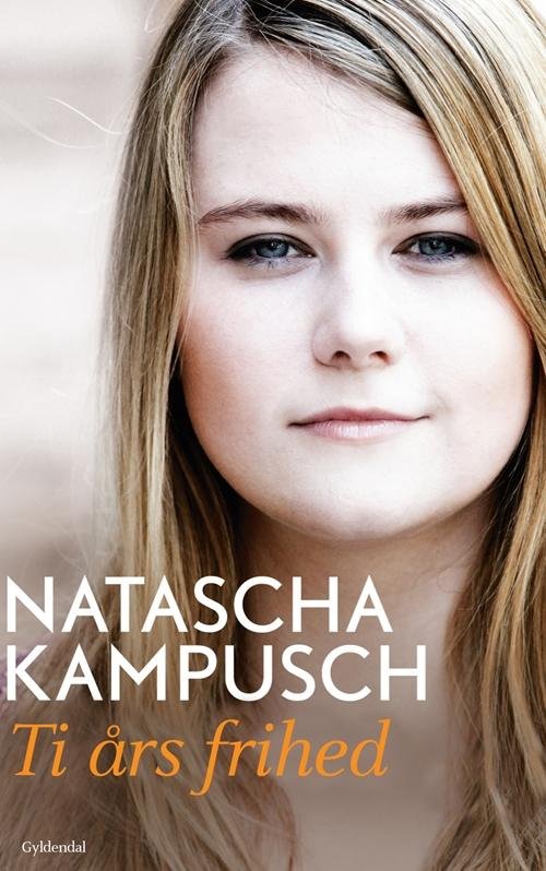 Cover for Natascha Kampusch · Ti års frihed (Bound Book) [1.º edición] (2016)