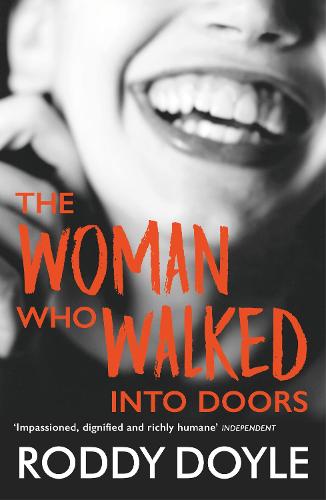 Cover for Roddy Doyle · The Woman Who Walked Into Doors (Paperback Bog) [1. udgave] (1997)