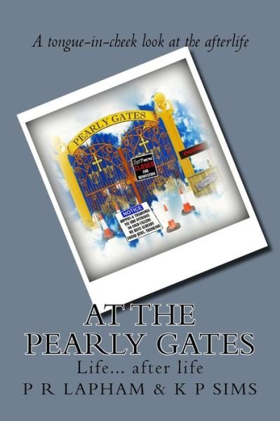 At the Pearly Gates a Tongue-in-cheek Look at Life After Life - Mr P R Lapham - Böcker - Createspace - 9781508542995 - 17 februari 2015