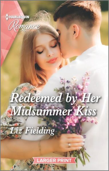 Redeemed by Her Midsummer Kiss - Liz Fielding - Książki - Harlequin Romance Larger Print - 9781335406996 - 22 lutego 2022