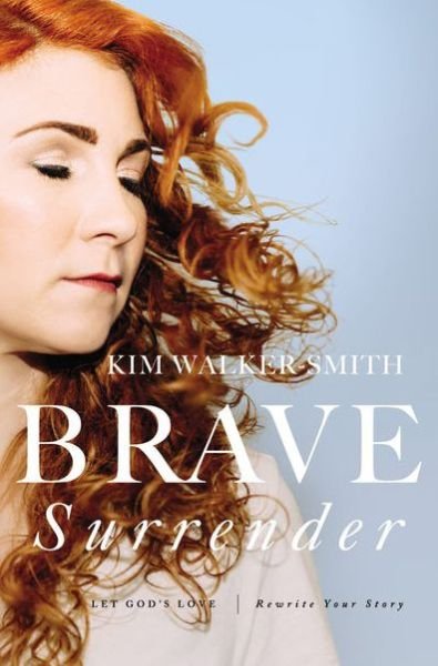 Cover for Kim Walker-Smith · Brave Surrender: Let God’s Love Rewrite Your Story (Pocketbok) (2019)