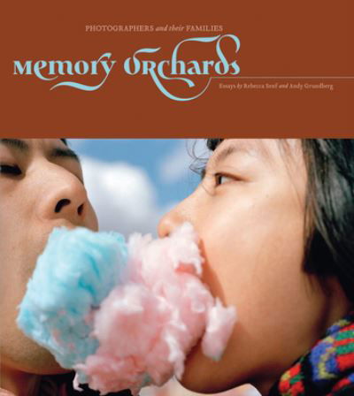 Memory Orchards: Photographers and Their Families -  - Książki - Candela Books - 9780984573998 - 2 stycznia 2025