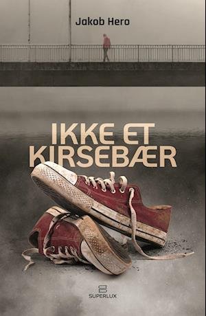 Cover for Jakob Hero · Ikke et kirsebær (Poketbok) [1:a utgåva] (2023)